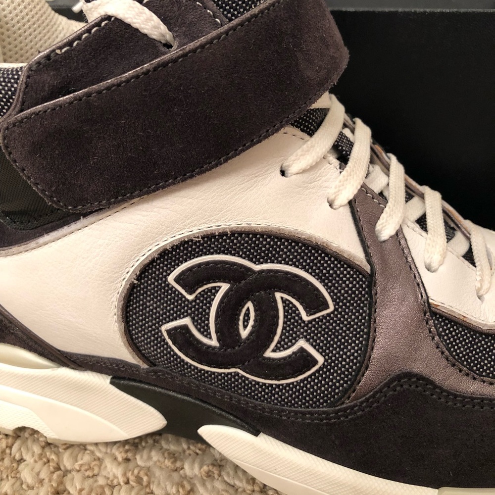 Authentic CHANEL Sneaker - Picture 5 of 8